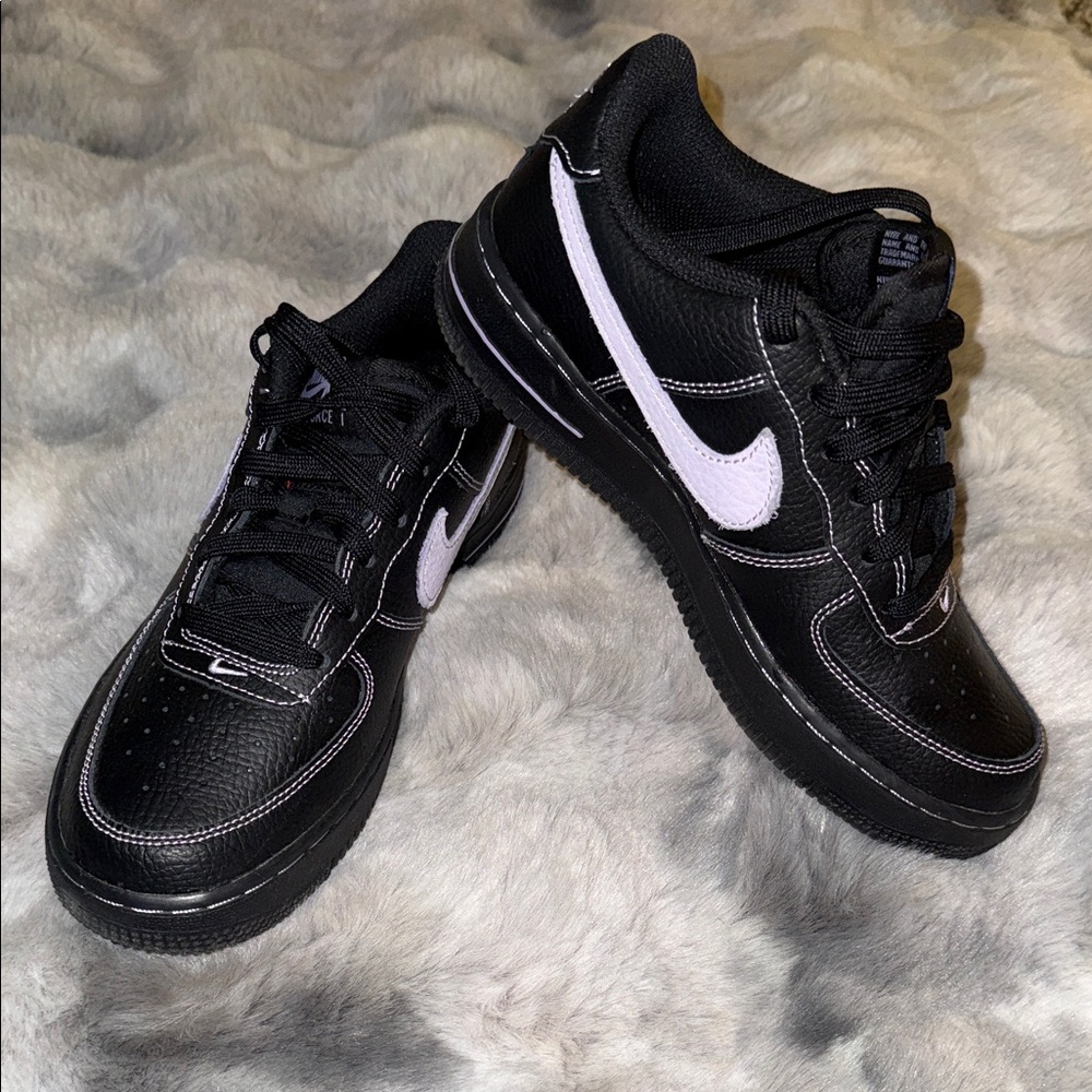 Kids 4Y Nike Air Force 1 Low LV8 (Black & Hydrangeas)